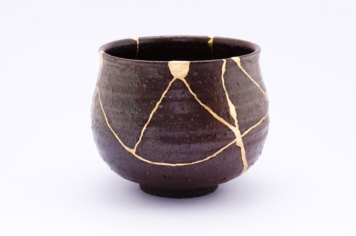 A rustic vessel with the technique of kintsugi applied on it. (Marco Montalti/Shutterstock)