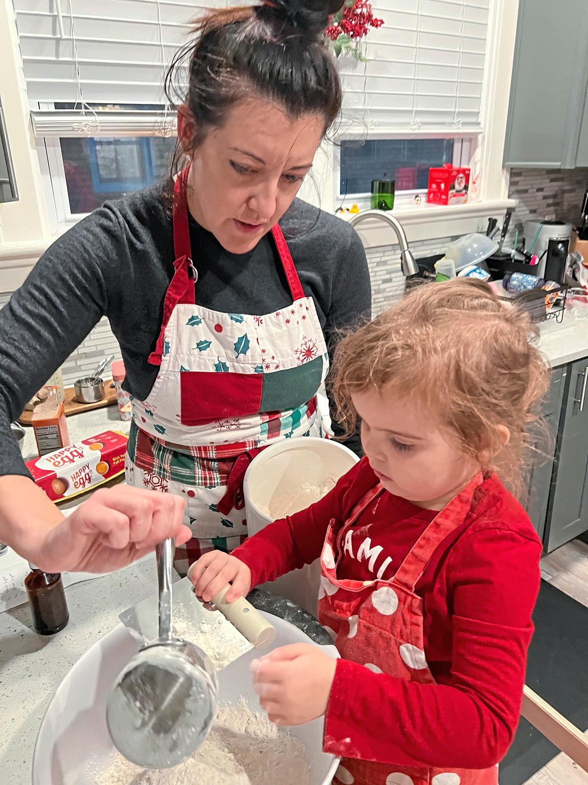 Lindsay Gardner and her 3-year-old daughter, Ellie, measure flour into a mixing bowl for cookies. (Gretchen McKay/Pittsburgh Post-Gazette/TNS)