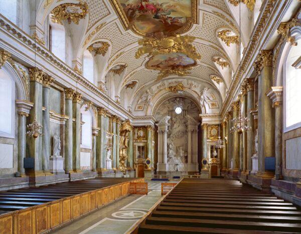 Since the 1200s, devout royals have been able to pray in the palace chapel. The current chapel dates from the mid-1700s, after the fire of 1697. Architect Carl Harleman finished the crisp white and gilded interior decoration based on Nicodemus Tessin the Younger’s drawings. (Alexis Daflos/Kungl. Hovstaterna)