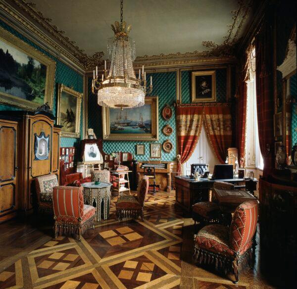 The sumptuous interior of Oskar II’s Writing Room with its parquet floor, harmonious landscape paintings, and sienna furnishings must have inspired the former king who, as a lover of music and literature, composed prose, music, and poetry. His writing won him great acclaim. (Alexis Daflos/Kungl. Hovstaterna)