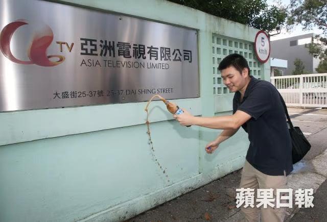 Tsang Hing-kwong at Tai Po ATV headquarters popping a bottle of Pepsi to celebrate ATV's fine of HK$1 million by the Communications Authority in Hong Kong in August 2013. (Apple Daily Photo)