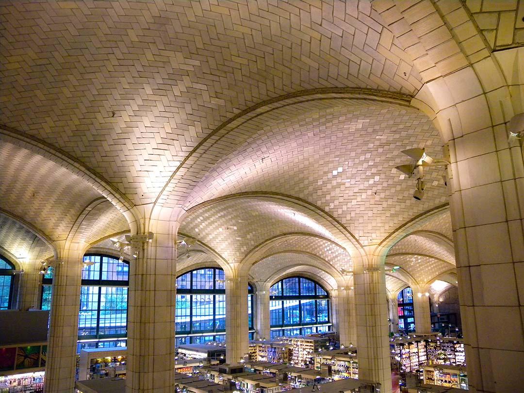 Looking west from a balcony at Bridgemarket's vaulted ceiling, under the Queensboro Bridge. (Public Domain)