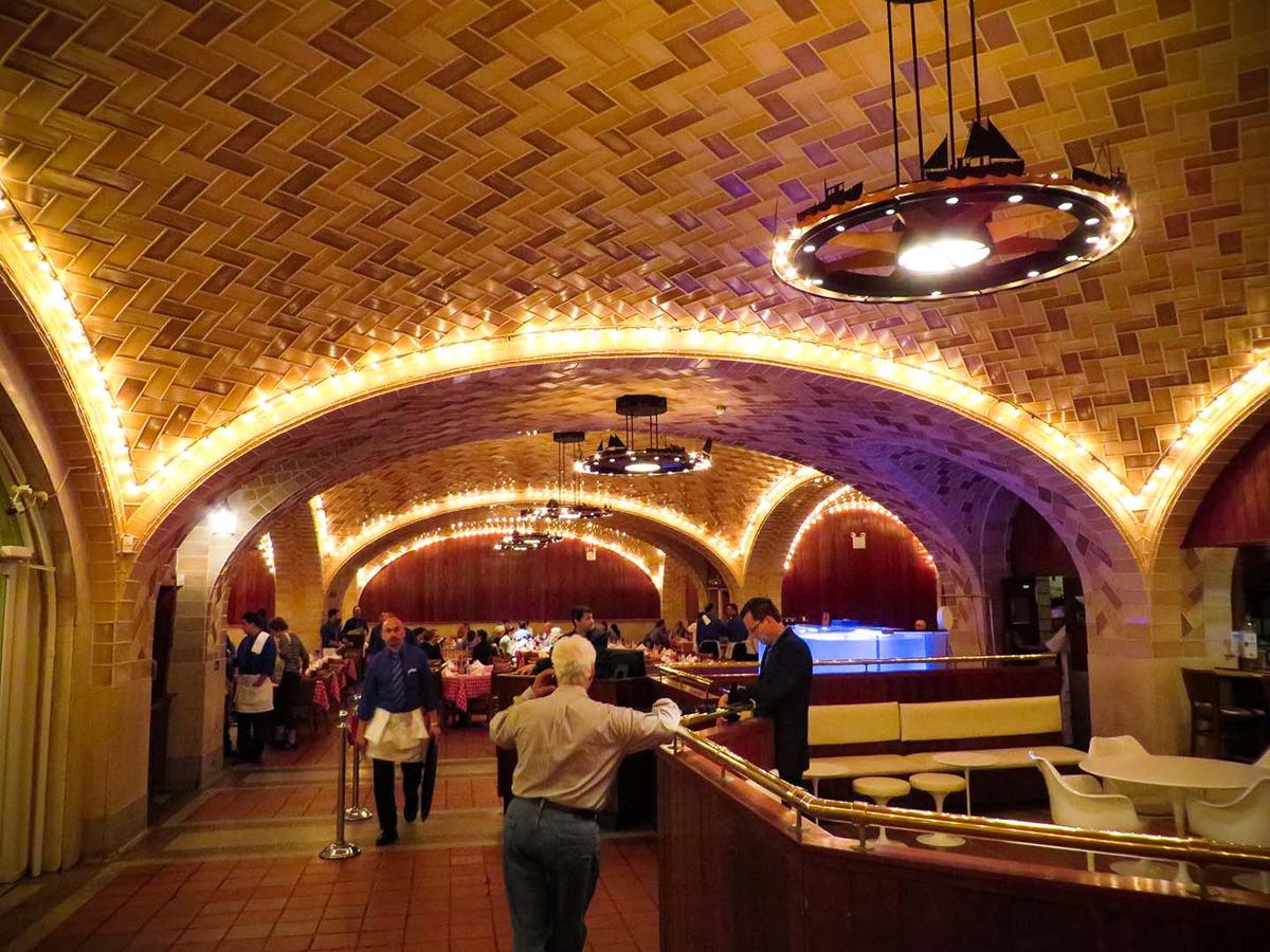 Guastavino's tiles cover the ceiling of the Grand Central Oyster Bar & Restaurant in Manhattan, N.Y. (Leonard J. DeFrancisci/CC BY-SA 3.0)