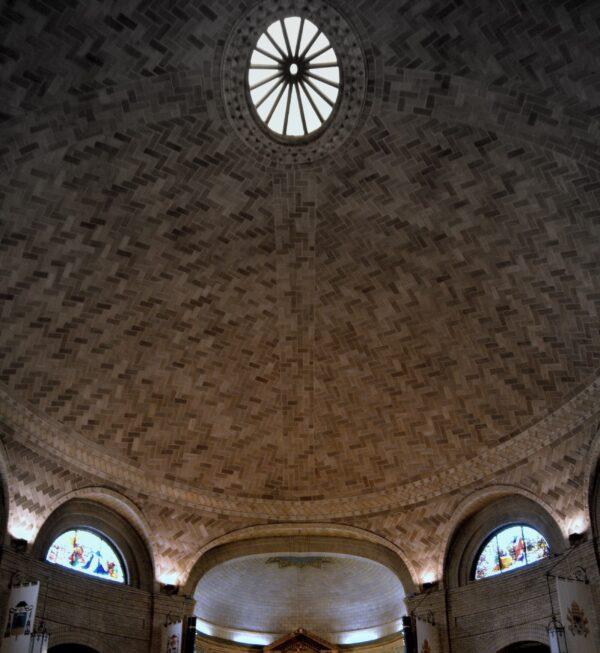 Inside the dome of the Basilica of St. Lawrence, where architect Rafael Guastavino is buried, in Asheville, N.C. (<span class="mw-mmv-author"><a class="new" title="User:Docjen (page does not exist)" href="https://commons.wikimedia.org/w/index.php?title=User:Docjen&action=edit&redlink=1">Jen G. Bowen</a></span> /<a class="mw-mmv-license" href="https://creativecommons.org/licenses/by-sa/3.0" target="_blank" rel="noopener">CC BY-SA 3.0</a>)