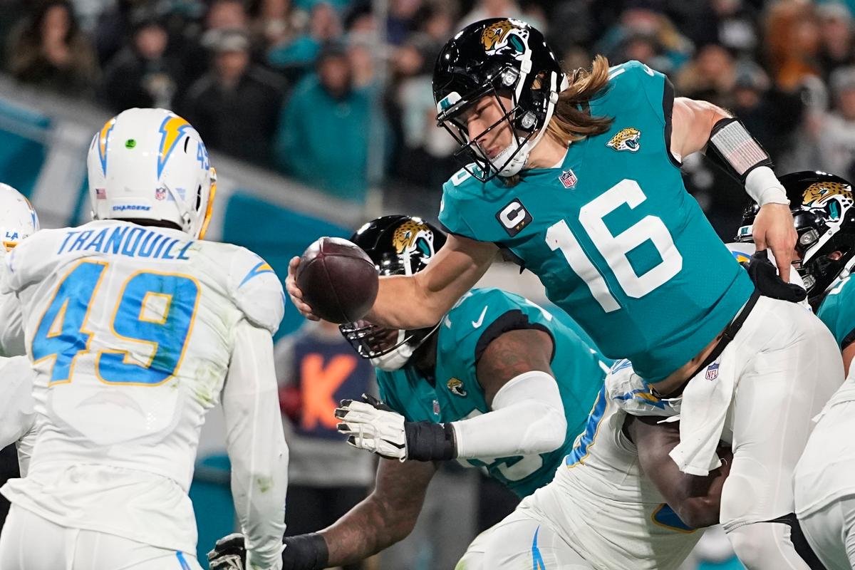 Lawrence Rallies Jaguars From 27 Down to Beat Chargers 31–30