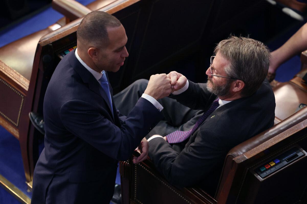 House Democratic leader Hakeem Jeffries (D-N.Y.) (L) fist-bumps Rep.-elect Tim Burchett (R-Tenn.) during the fourth day of elections for speaker of the House at the U.S. Capitol on Jan. 6, 2023. (Kevin Dietsch/Getty Images)