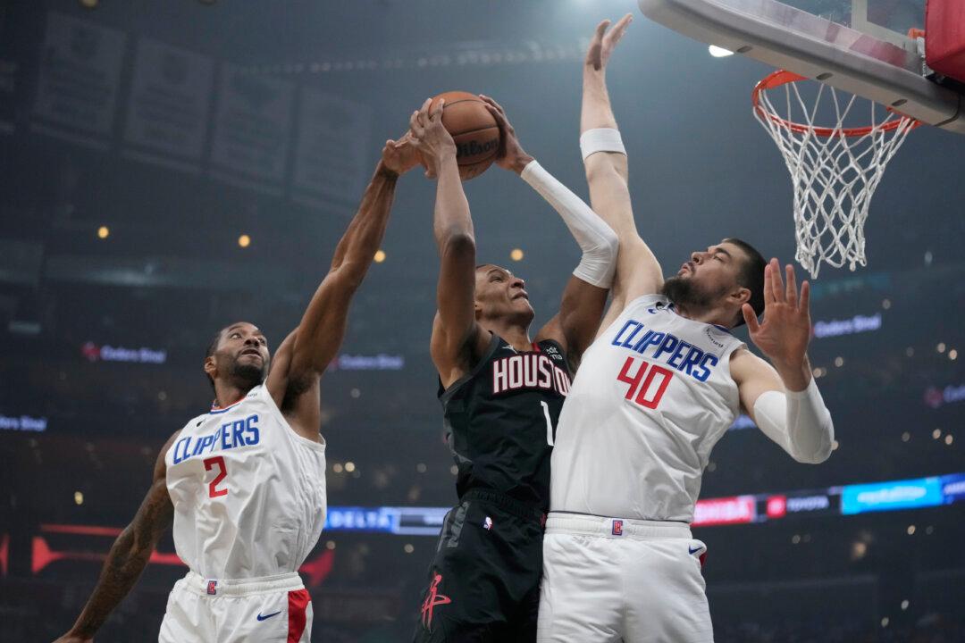 Mann, Leonard Lead Clippers Over Last-Place Rockets 121–100