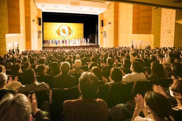 Shen Yun Performing Arts World Company's curtain call at the Kamakura Performing Art Center in Kamakura, Japan, on the afternoon of Jan. 14, 2023. (Annie Gong/The Epoch Times)