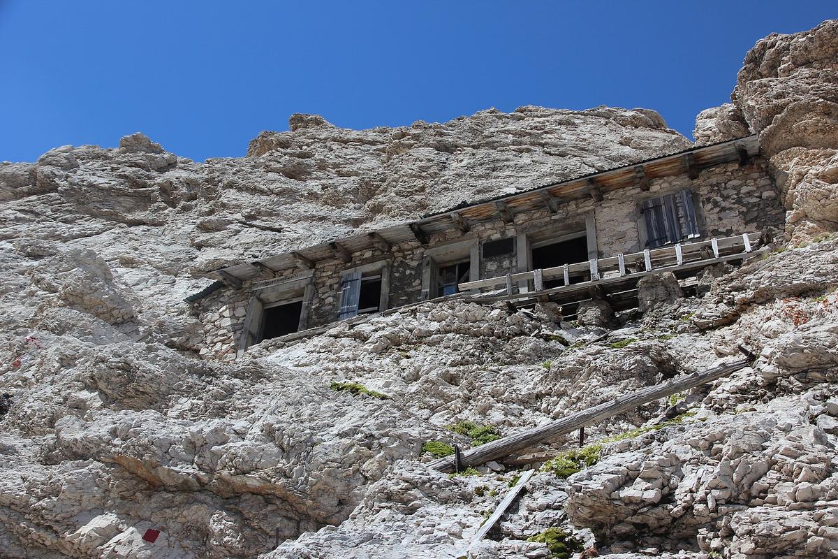 Eighteen months after snowfall had caused its roof to collapse, the refuge was repaired in 2022 by the Alpini 6th Regiment. (<a href="https://commons.wikimedia.org/wiki/File:Abri_militaire_via_ferrata_Ivano_Dibona.jpg">Evelyne Chassagneux-Bonini</a>/<a href="https://creativecommons.org/licenses/by-sa/4.0/deed.en">CC BY-SA 4.0</a>)