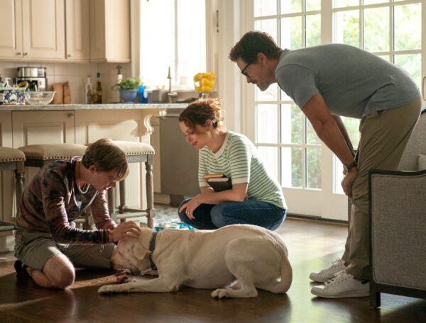 (L–R) Fielding (Johnny Berchtold), Ginny (Kimberly Williams-Paisley) and John (Rob Lowe), in "Dog Gone." (Bob Mahoney/Netflix)