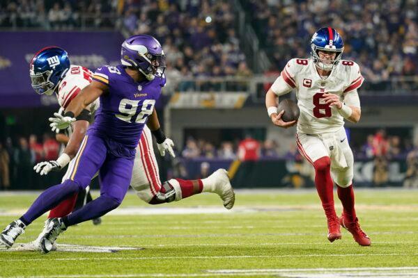New York Giants' Daniel Jones runs during the second half of an NFL wild card football game against the Minnesota Vikings in Minneapolis on Jan. 15, 2023. (Abbie Parr/AP Photo)