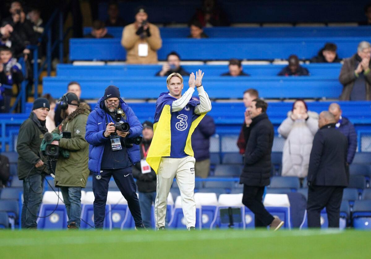 Chelsea new signing Mykhailo Mudryk (C) on the pitch at half time of the English Premier League soccer match between Crystal Palace and Chelsea at Stamford Bridge in London on Jan. 15, 2023. (Mike Egerton/PA via AP)
