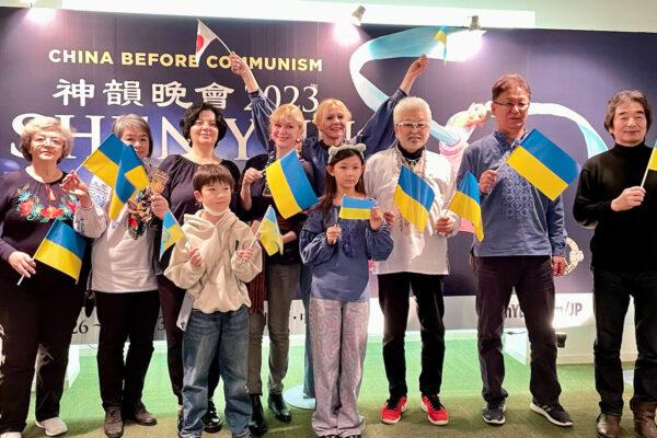 Mr. Nagano Hideki (3rd R), the chairman of a non-profit organization supporting Ukrainian refugees, attends Shen Yun Performing Arts at the Kamakura Performing Art Center with Ukrainians in Kamakura, Japan, on Jan. 15, 2023. (Wang Wenliang/The Epoch Times)