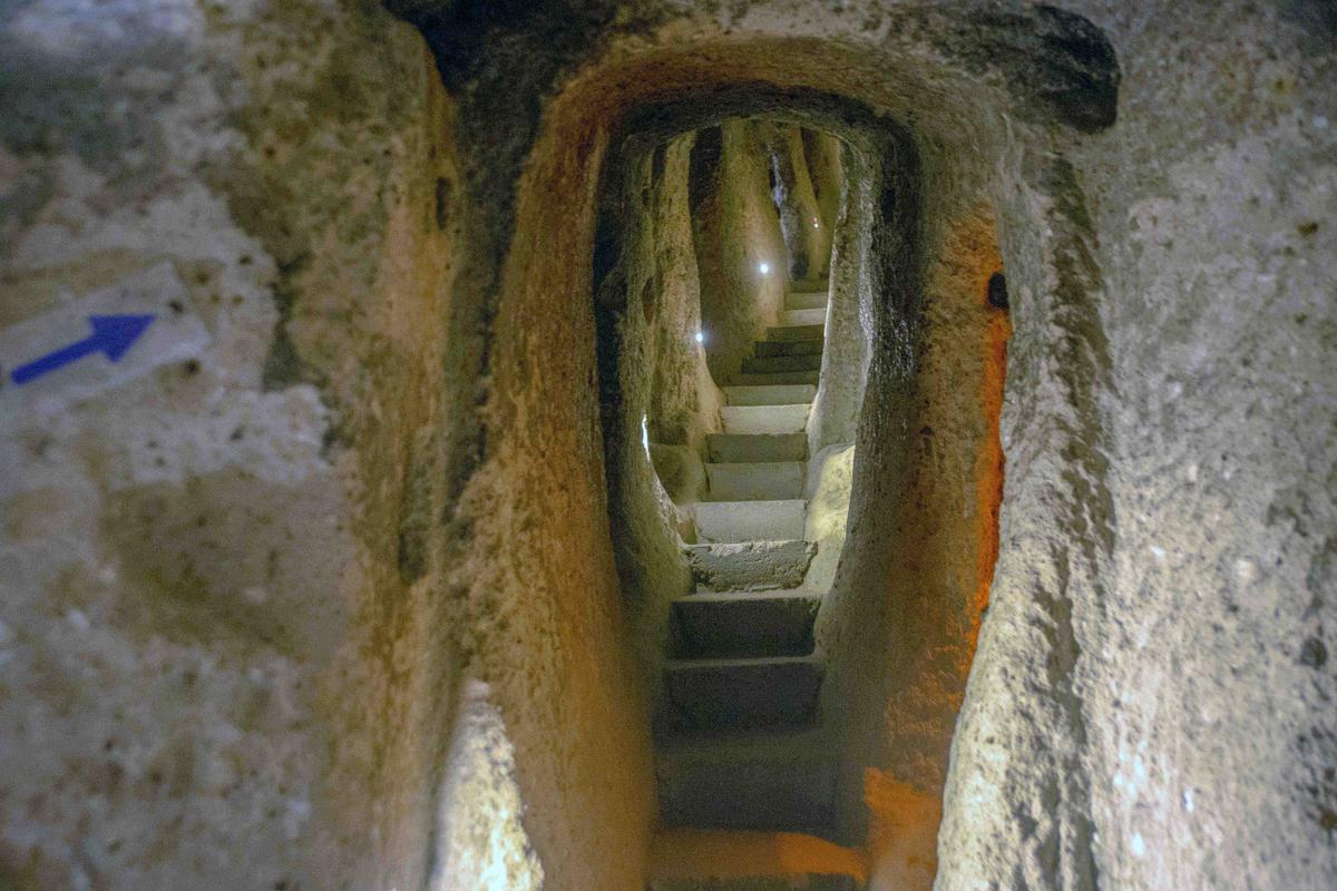 A narrow stair leads through Derinkuyu. (byerenyerli/Shutterstock)