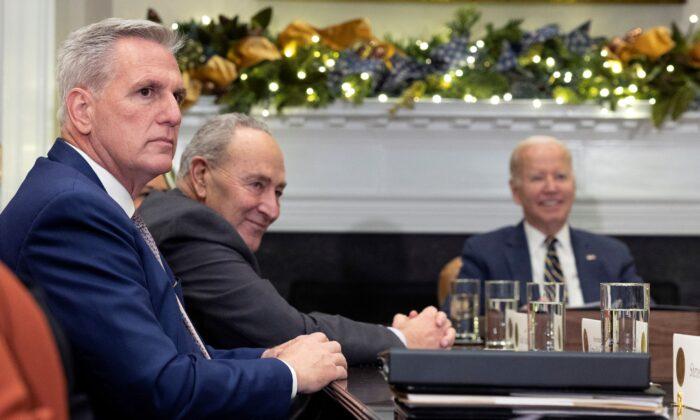 U.S. House Minority Leader Kevin McCarthy (L) attends a meeting with U.S. President Joe Biden (R) and other Congressional Leaders at the White House in Washington on Nov. 29, 2022. (Kevin Dietsch/Getty Images)