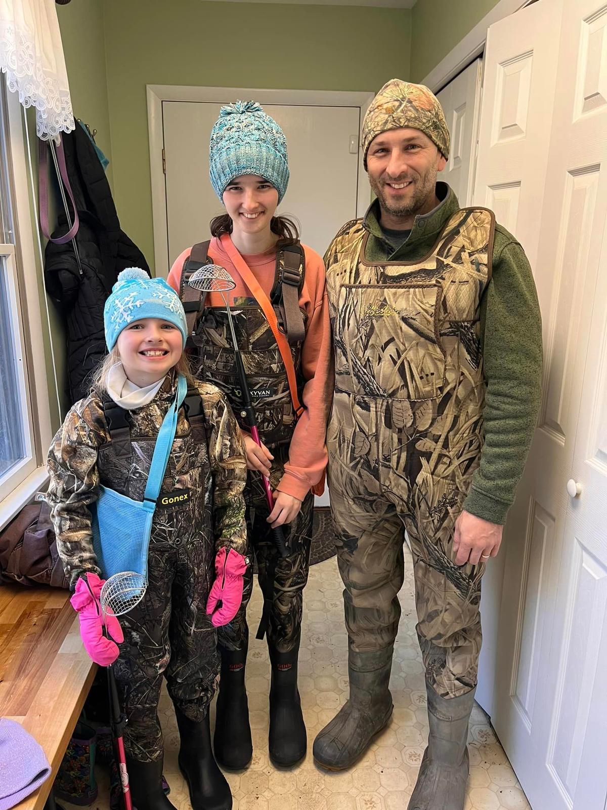 Molly with her older sister Natalie and father, Bruce. (Courtesy of <a href="https://www.instagram.com/fossilgirls_md/">@fossilgirls_md</a> and <a href="https://www.instagram.com/fossilgirls_md/">www.thefossilgirls.com</a>)
