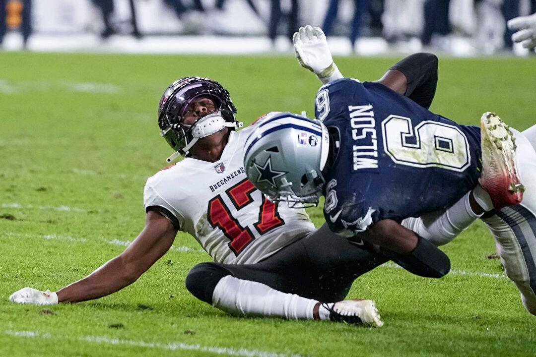 Tampa Bay’s Russell Gage Is Hospitalized With Neck Injury After Hit