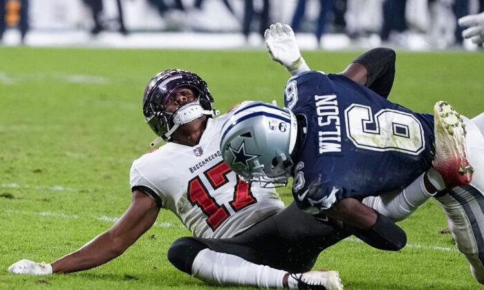 Tampa Bay’s Russell Gage Is Hospitalized With Neck Injury After Hit