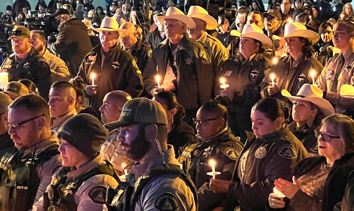 Riverside County Sheriff’s Deputies surrounded by more than 1,500 mourners hold candles in honor of slain Deputy Darnell Calhoun at the sheriff’s department’s station in Lake Elsinore, Calif., on Jan. 17, 2023. (Brad Jones/The Epoch Times)