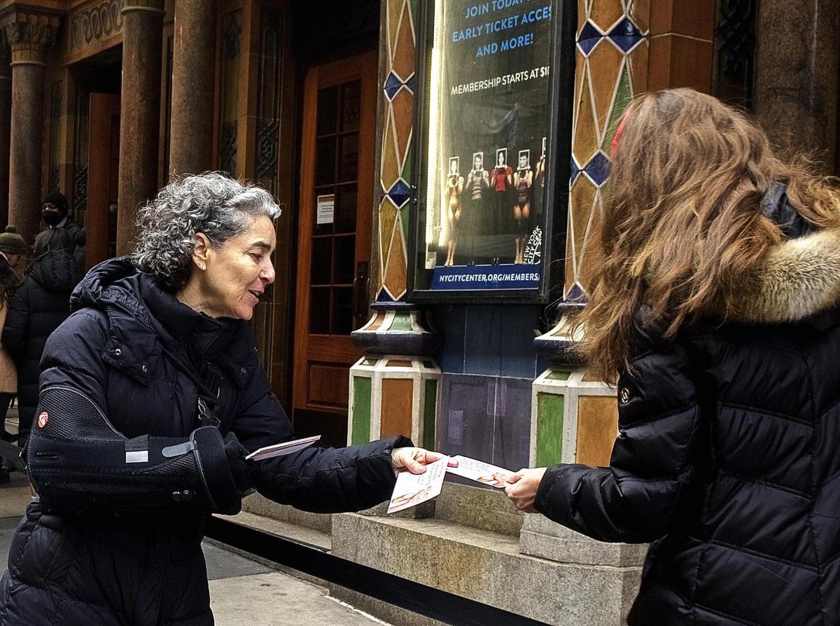 Nicole distributing the leaflet “A Letter from the Hongkongers in the US: Love ballet, but no propaganda” to the audience outside the New York City Center, in New York, on Jan. 14, 2023. (courtesy of Jane Stein)