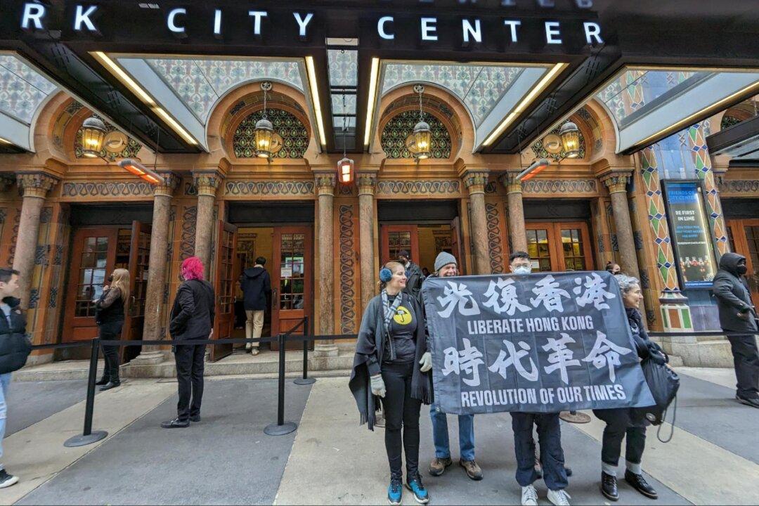 Protesters Warn Hong Kong Ballet Performance is China United Front Work