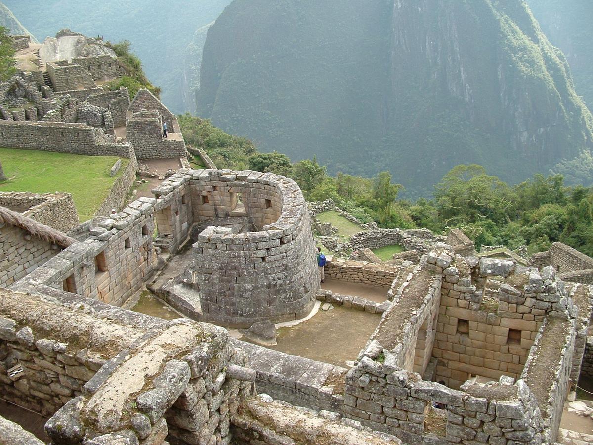 Much of Machu Picchu's stonework remains remarkably well-preserved today. (<a href="https://en.wikipedia.org/wiki/File:Machupicchu_intihuatana.JPG">Public Domain</a>)