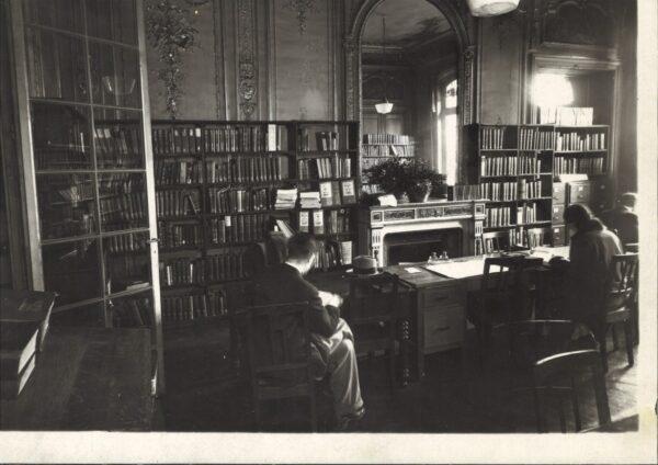 A reading room at the American Library in Paris circa 1927. (<span class="mw-mmv-author"><a class="new" title="User:Plemasson (page does not exist)" href="https://commons.wikimedia.org/w/index.php?title=User:Plemasson&action=edit&redlink=1">Plemasson </a></span>/ <a class="mw-mmv-license" href="https://creativecommons.org/licenses/by-sa/4.0" target="_blank" rel="noopener">CC BY-SA 4.0</a>)
