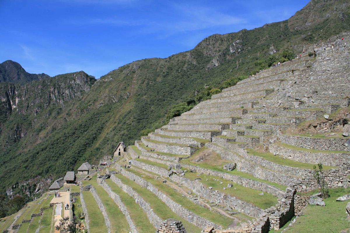 The remains of Machu Picchu exhibits heavily worked topography on a steeply inclined ridge located between two peaks in the Peruvian Andes. (RAF-YYC/CC BY 2.0)
