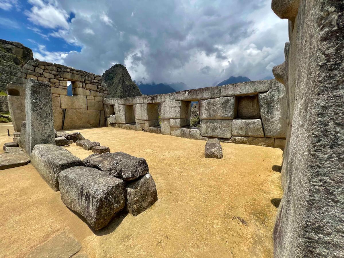 Meticulously cut blocks fit perfectly to form enormous windows overlooking the Peruvian Andes from Machu Picchu citadel. (WMrapids/CC BY 1.0)