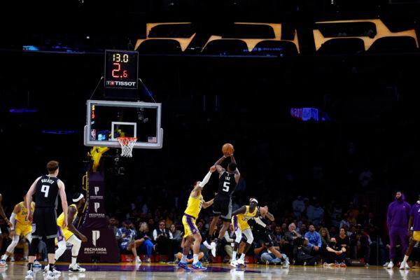 De'Aaron Fox (5) of the Sacramento Kings takes a shot against the Los Angeles Lakers in the second half in Los Angeles, Arena on Jan. 18, 2023. (Ronald Martinez/Getty Images)