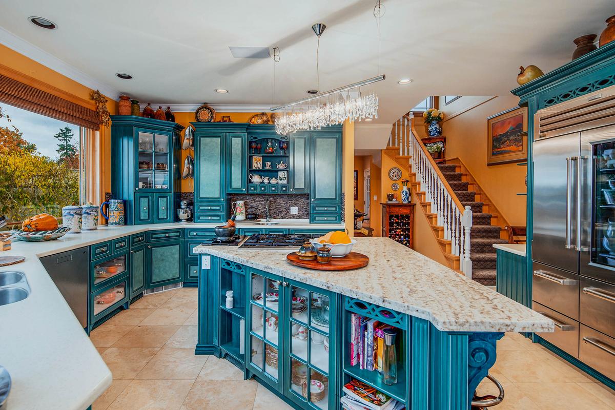 The large kitchen provides the chef plenty of room to work, with restaurant-grade appliances and a huge island with a gas stove, ample storage areas, and a casual dining area. (Courtesy of Sotheby’s International Realty Canada)