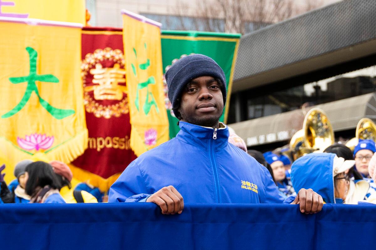  Falun Gong practitioner Juan Lara participates in the 2023 Chinese New Year parade in Flushing, N.Y., on Jan. 21, 2023. (Chung I Ho/The Epoch Times)
