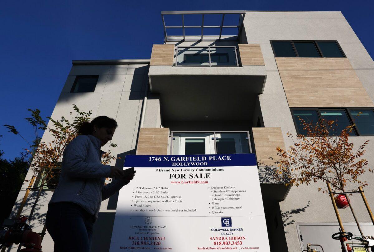 A sign is posted in front of new condominiums for sale in Los Angeles, Calif., on Dec. 19, 2022. (Mario Tama/Getty Images)