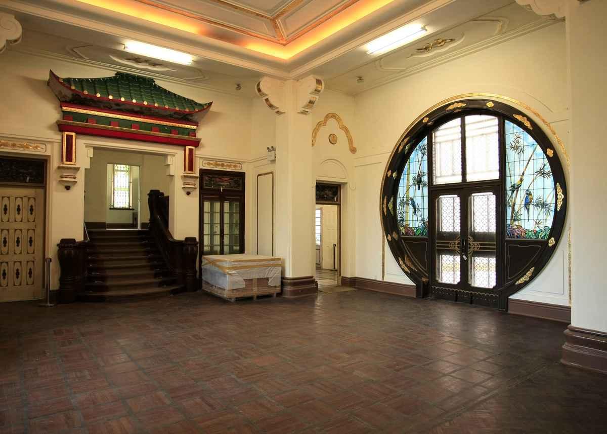 <span style="font-weight: 400;">The living room of Haw Par Mansion is decorated with red brick and green tile cornices. (Courtesy Hong Kong Government's ‘Revitalizing Historic Buildings Through Partnership Scheme’)</span>