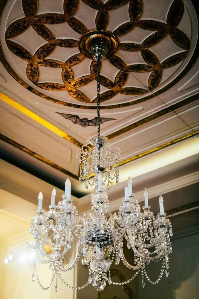 <span style="font-weight: 400;">Western-style Crystal chandeliers. (Courtesy Hong Kong Reminiscence)</span>