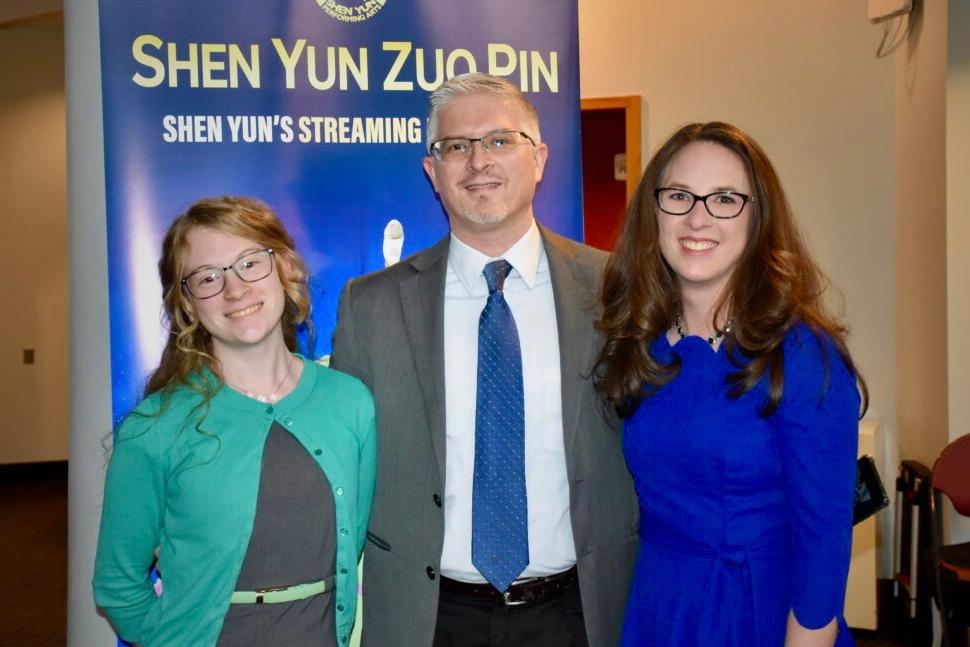 Theatregoers Thankful That There Are Shows Like Shen Yun