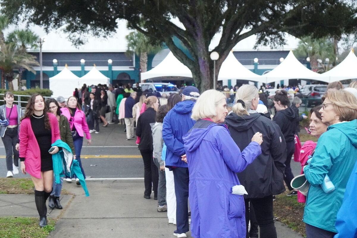 Abortion supporters wait in a long line for hours in the drizzling rain to see Vice President Kamala Harris speak about abortion rights at The Moon nightclub in Tallahassee, Fla. on Jan. 22, 2023. (Jackson Elliott/The Epoch Times)