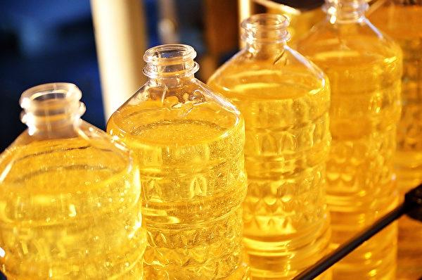 The high-temperature refining method of vegetable oil has some unhealthy byproducts. (Shutterstock)