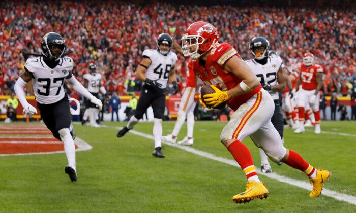 Chiefs, Led by Hobbled Mahomes, Beat Jags 27–20 in Playoffs