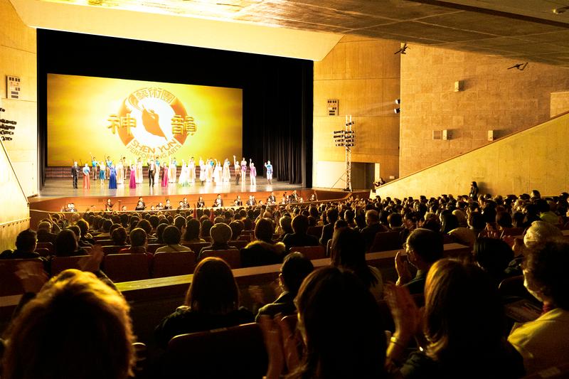 Shen Yun Performing Arts World Company’s curtain call at the Tochigi Prefecture Cultural Center in Utsunomiya, Japan, on the evening of Jan. 22, 2023. (Annie Gong/The Epoch Times)