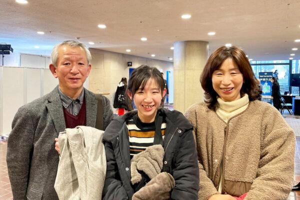 Mr. Masukawa Masahiro, the director of Junshan Folklore Museum, attends Shen Yun Performing Arts at the Tochigi Prefecture Cultural Center with his wife and daughter in Utsunomiya, Japan, on Jan. 22, 2023. (Niu Bin/The Epoch Times)