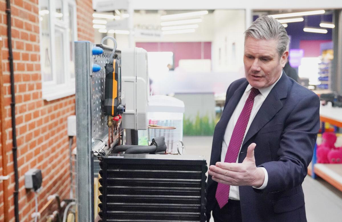 Labour Party leader Sir Keir Starmer inspects a heat pump demonstrator during a visit to renewable energy company, Octopus Energy, in Slough, England, on Jan. 23, 2023. (Jonathan Brady/PA Media)