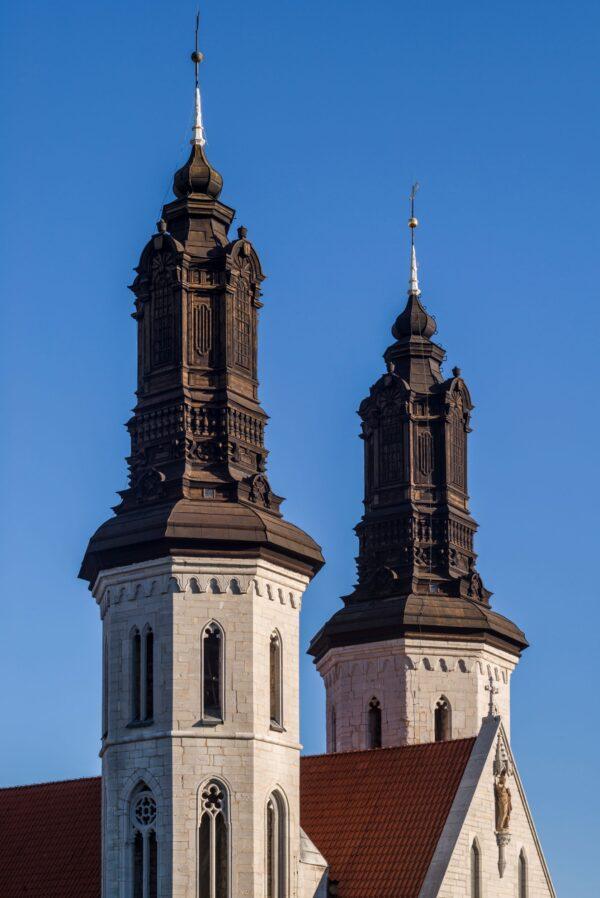 In 1611, a fire damaged some of the eastern parts of the cathedral. The spires of the east towers were replaced by wooden baroque spires in 1761. (<a href="https://www.shutterstock.com/g/Danita+Delimont">Danita Delimont</a>/<a href="https://www.shutterstock.com/image-photo/sweden-gotland-island-visby-cathedral-12th-2094934525">Shutterstock</a>)