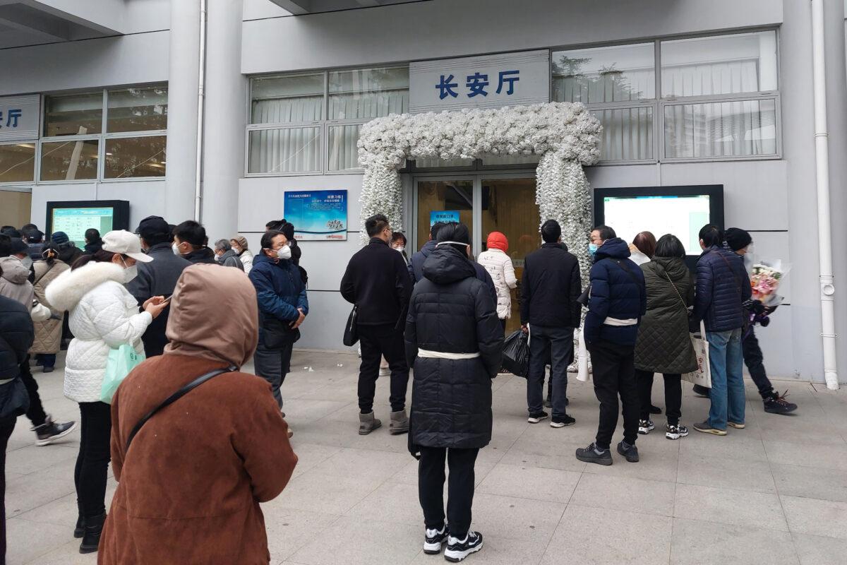 Mourners wait to enter a memorial hall at Longhua Funeral Home in Shanghai on Dec. 28, 2022. (Allen Wan/Bloomberg)