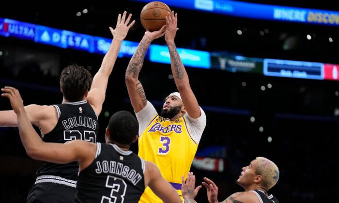Davis Scores 21 Points in Return as Lakers Defeat Spurs