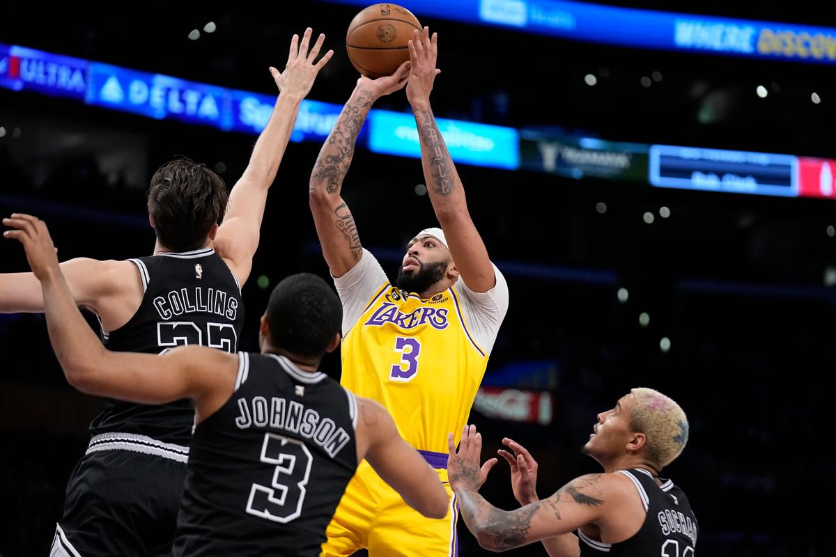 Davis Scores 21 Points in Return as Lakers Defeat Spurs