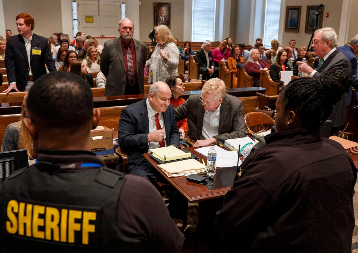 Sheriff deputies keep watch over defendant Alex Murdaugh (center R) who talks with defense attorney Jim Griffin, during Murdaugh's double murder trial at the Colleton County Courthouse in Walterboro, S.C., on Jan. 27, 2023. (Grace Beahm Alford/The Post And Courier via AP, Pool)