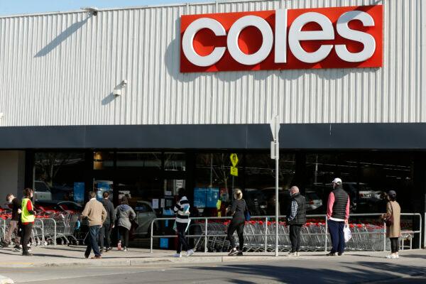 People line up outside a Coles supermarket in Melbourne, Australia, on Aug. 2, 2020. (Darrian Traynor/Getty Images)