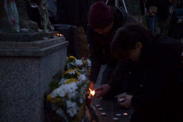 People hold candles at the vigil in Portsmouth Square in San Francisco on Jan. 26, 2023. (Lear Zhou/The Epoch Times)