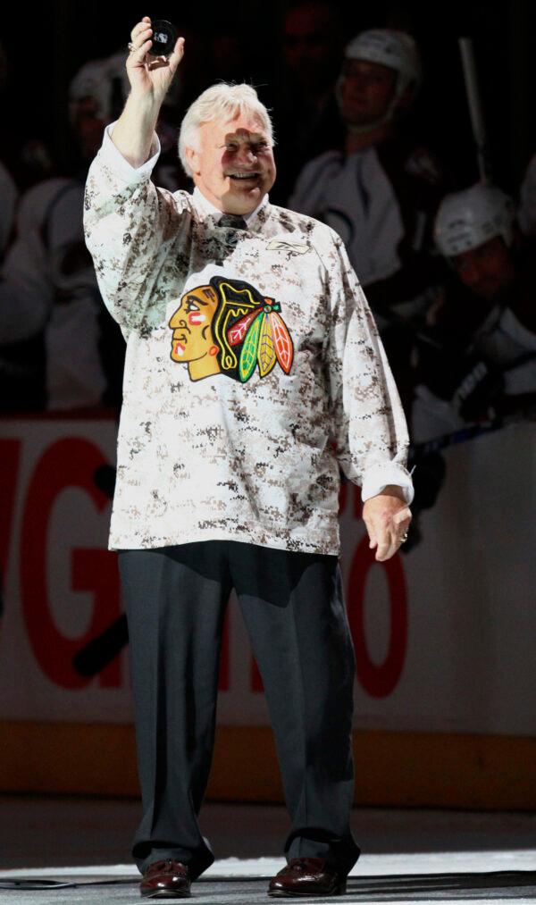Former Chicago Blackhawks star Bobby Hull waves to fans before the NHL hockey game between the Blackhawks and the Colorado Avalanche in Chicago on Nov. 11, 2009. (Nam Y. Huh/AP Photo)